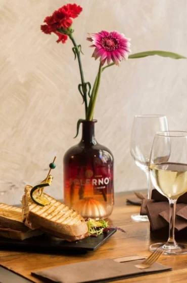 Toast gourmet e calice di vino su tavolo apparecchiato