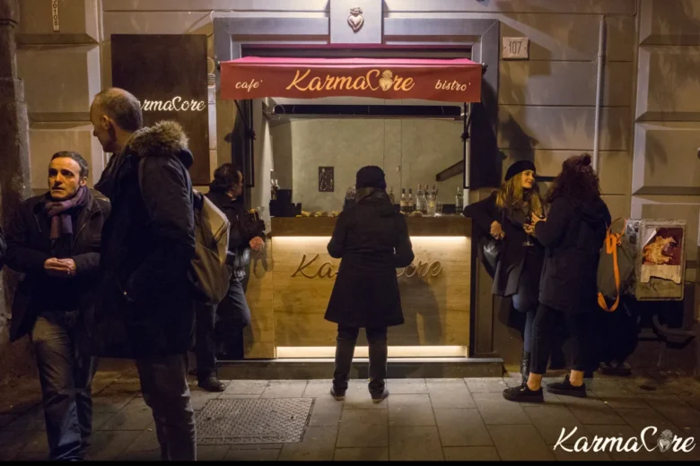 Persone davanti all'ingresso del locale KarmaCore durante l'inaugurazione serale