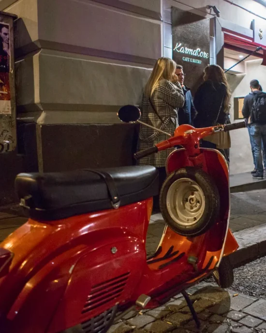 Vespa rossa d’epoca parcheggiata al centro storico di Napoli