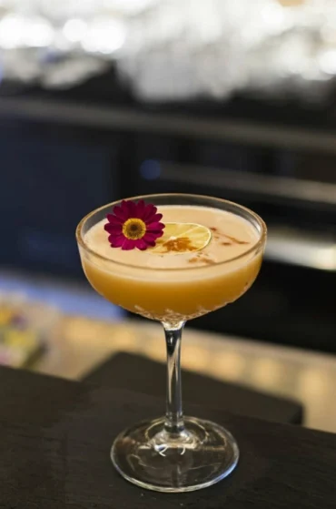 Cocktail elegante con decorazione floreale