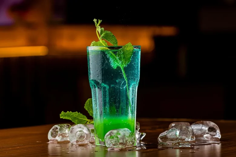 Cocktail verde con ghiaccio e menta, ideale da preparare a casa