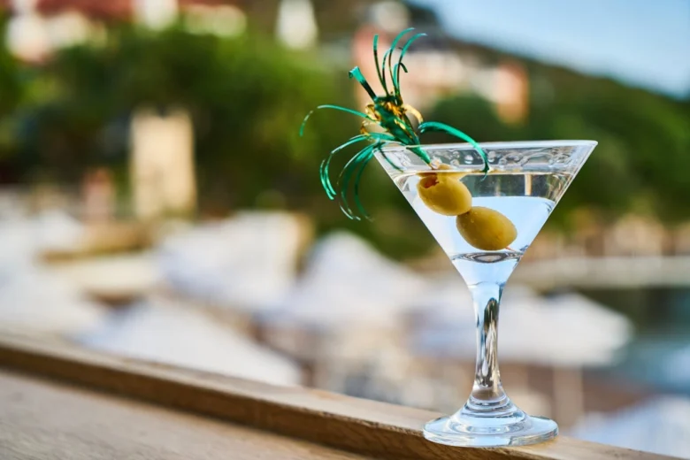 Martini cocktail con oliva servito su terrazza panoramica