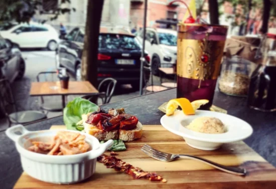 Degustazione all’aperto con piatti gourmet e drink al bistrot KarmaCore