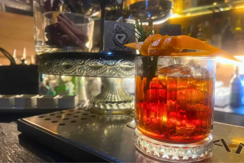 Negroni sbagliato nel bicchiere basso con ghiaccio e fetta d’arancia