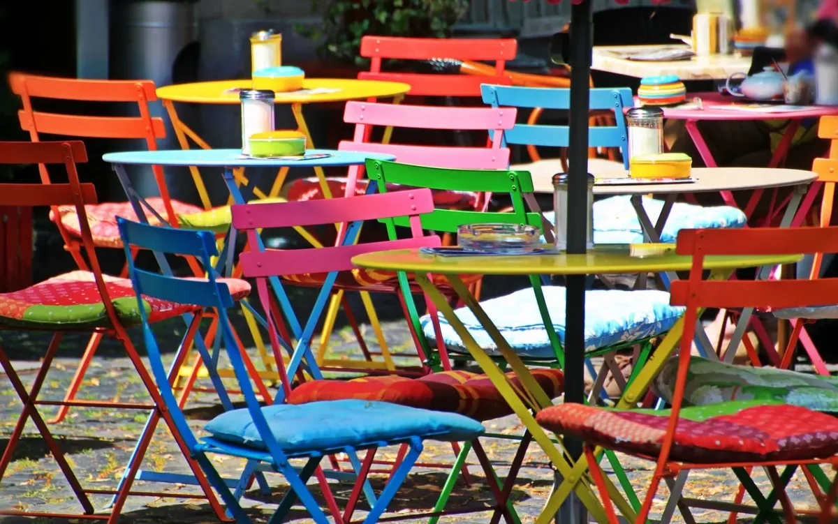 Tavolini colorati all’aperto tipici di un bistrot europeo
