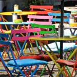 Tavolini colorati all’aperto tipici di un bistrot europeo