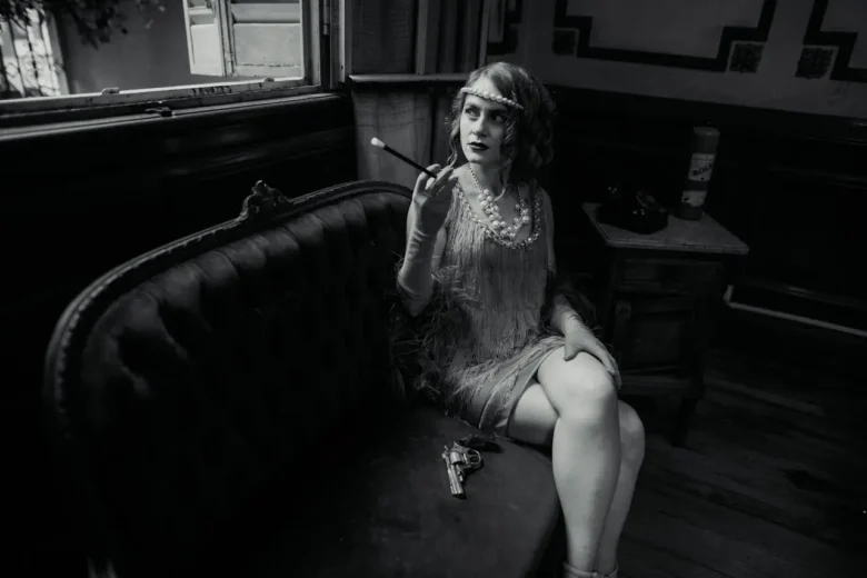 Donna in stile anni '20 in uno speakeasy, con bocchino e pistola su divano