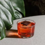 Cocktail con bitter servito con ghiaccio e cioccolato fondente