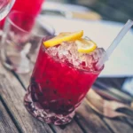 Bicchiere di mocktail con decorazione, ideale per aperitivi analcolici