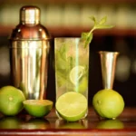 Mojito fatto in casa con menta fresca, lime e rum bianco