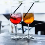Due bicchieri di Spritz serviti su un tavolo all’aperto