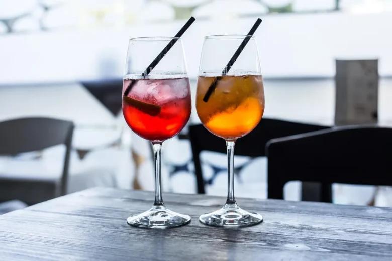 Due bicchieri di Spritz serviti su un tavolo all’aperto