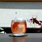 Cocktail con vermouth servito con ghiaccio